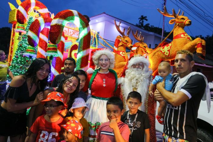 Magia do Natal invade zona rural com a 3ª Parada Natalina promovida pela prefeitura de Manaus