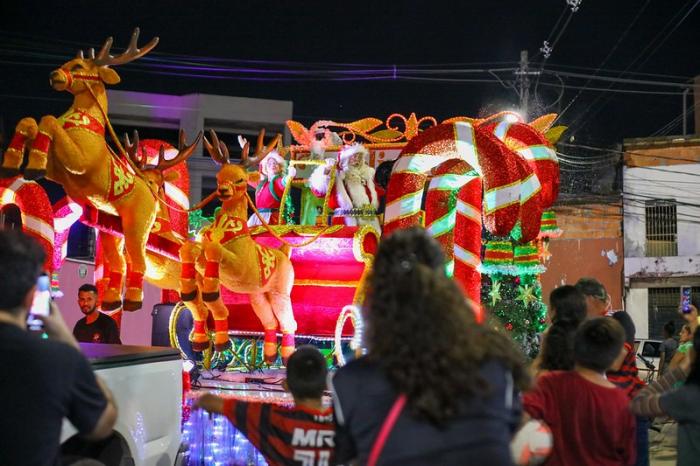 Em novo formato, ‘Parada Natalina’ leva encanto às ruas da zona Centro-Oeste de Manaus 