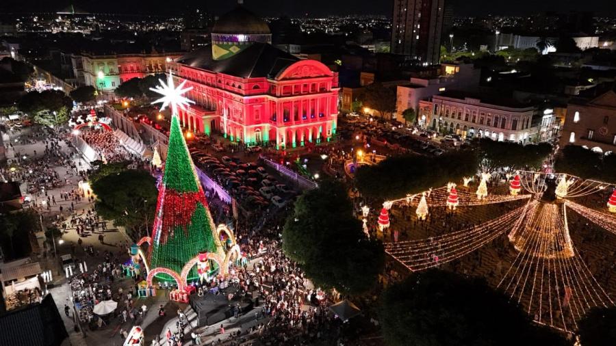 Com iluminação da Árvore de Natal, programação do Largo de São Sebastião é marcada por grandes estreias