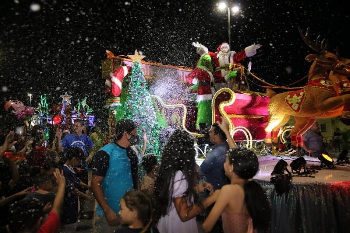 Parada Natalina encanta moradores da zona Sul da cidade