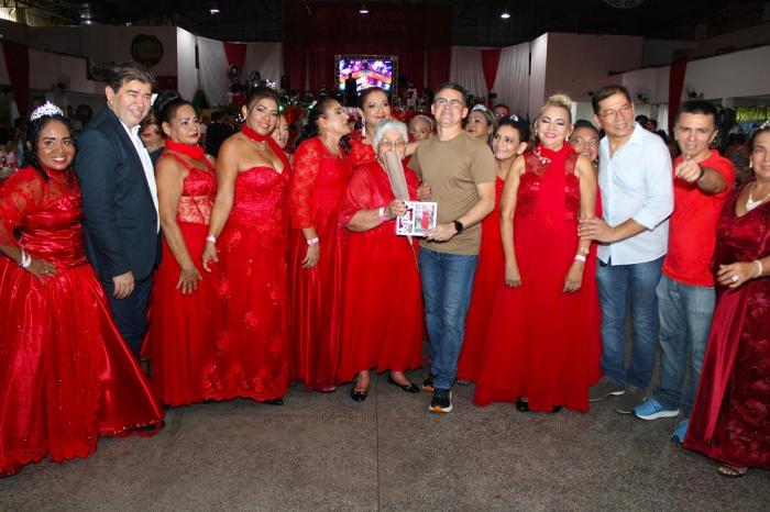 MANAUS: Prefeitura promove baile de debutantes para idosas