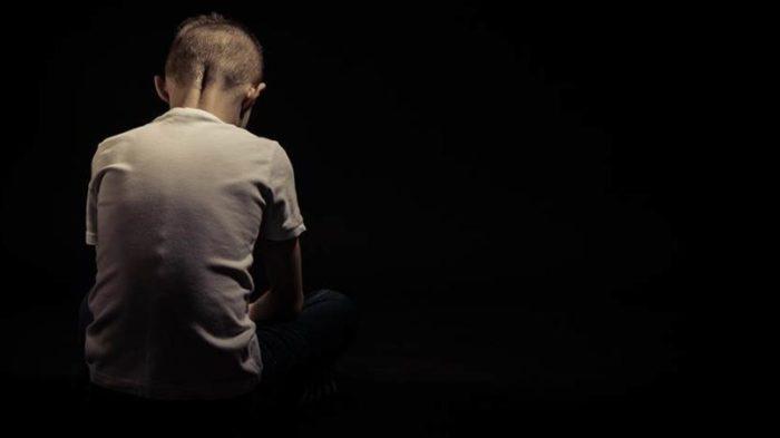 Homem é preso por estupro, lesão corporal e pornografia infantil contra o próprio filho Homem é preso por estupro, lesão corporal e pornografia infantil contra o próprio filho