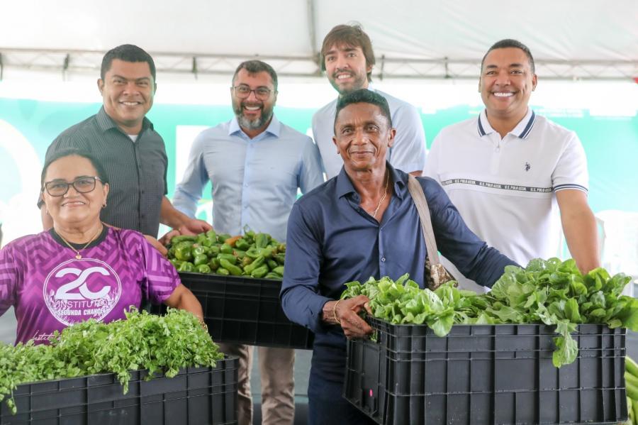 Wilson Lima entrega 80 toneladas de alimentos adquiridos da agricultura familiar