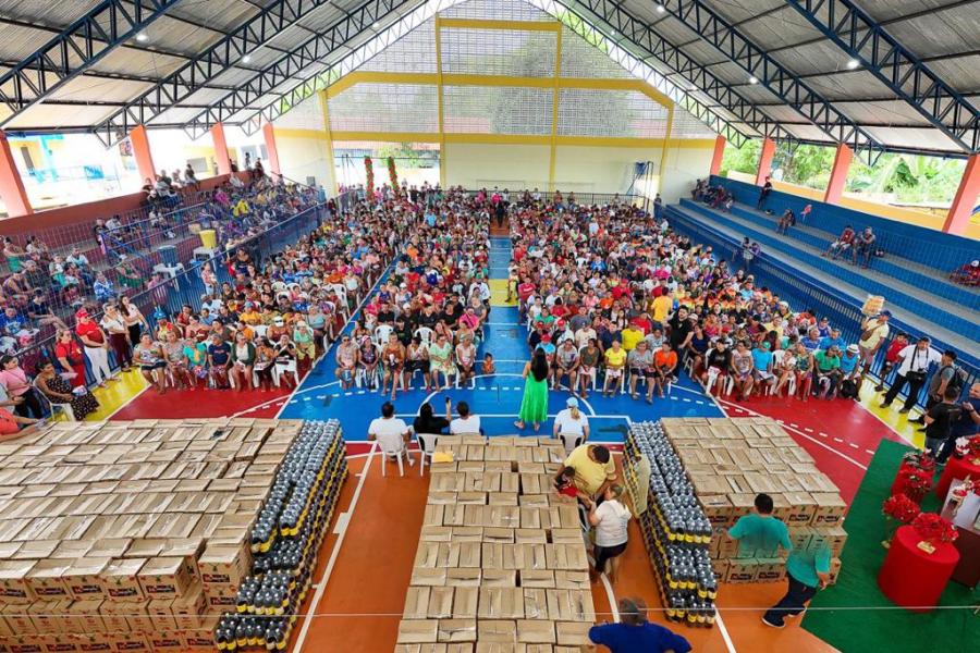 Bi Garcia e Mayra Dias entregam mais cestas natalinas em Parintins neste sábado 