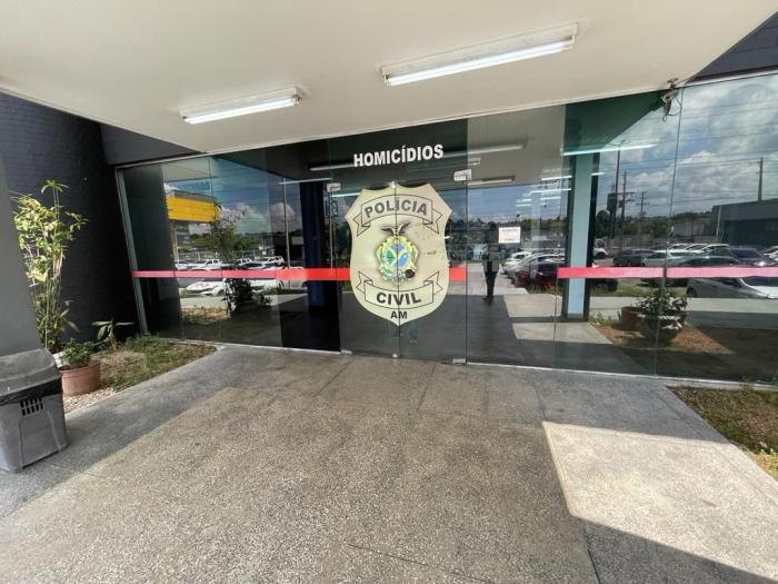 Homem vai parar na cadeia por manter ex-namorada em cárcere privado no AM Homem vai parar na cadeia por manter ex-namorada em cárcere privado no AM