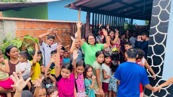 Márcia Baranda distribui brinquedos para crianças carentes no Natal em Parintins 