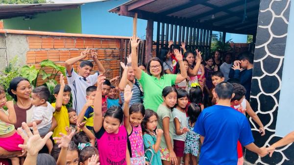 Márcia Baranda distribui brinquedos para crianças carentes no Natal em Parintins 