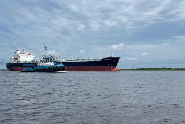 Após 23 dias encalhado, Navio Minerva Rita volta a Manaus 