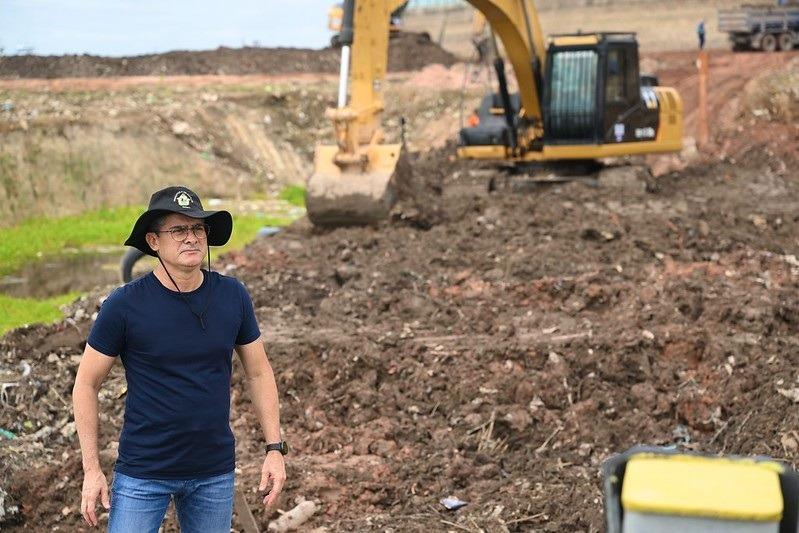 David Almeida vistoria obras de desassoreamento em igarapés de Manaus