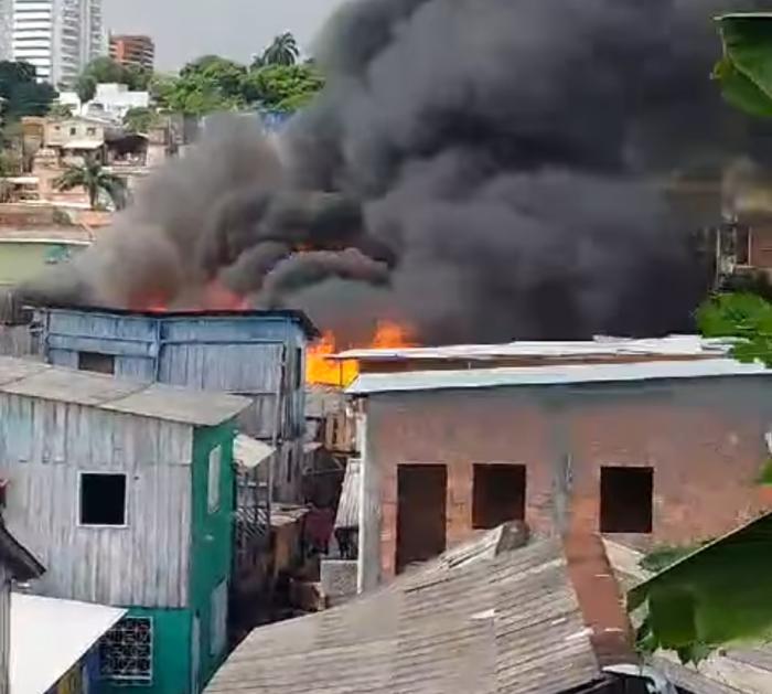 Prefeitura de Manaus dá assistência às famílias atingidas por incêndio nesta sexta-feira, 12