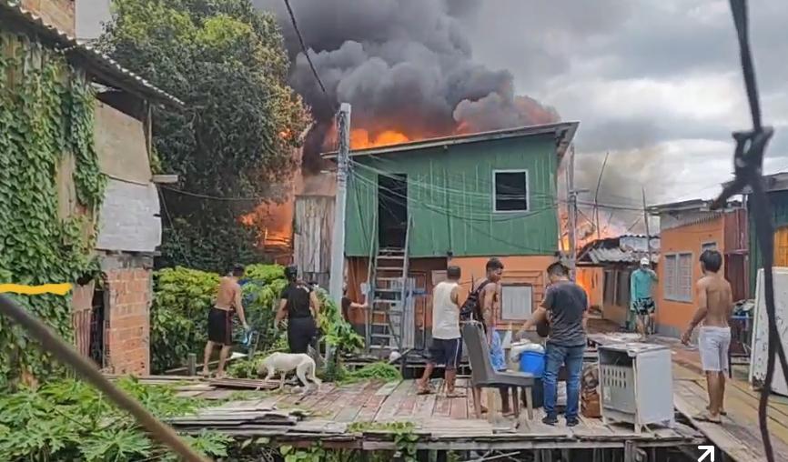 Prefeitura de Manaus atende famílias vítimas de incêndio no bairro do Céu