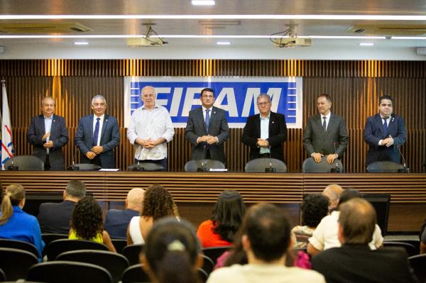 Márcio Paixão e José Altamir tomam posse no Corecon-AM na presença de personalidades do Amazonas