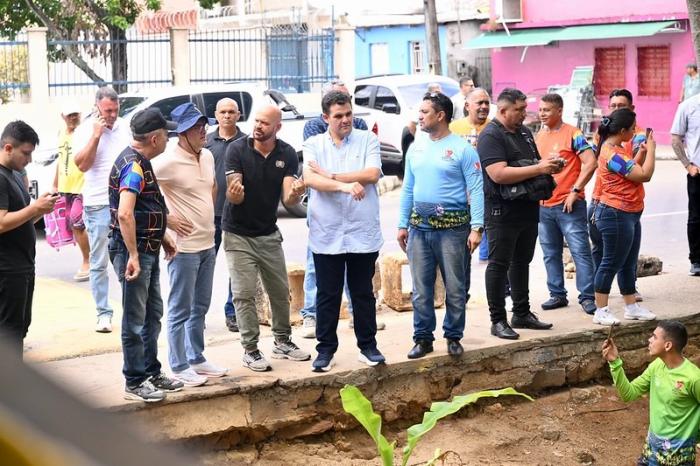 David Almeida vistoria projeto-piloto de limpeza dos igarapés implementado na zona Leste