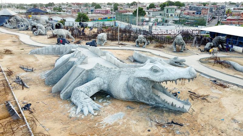 Animais gigantes têm esculturas esculpidas no parque Amazonino Mendes