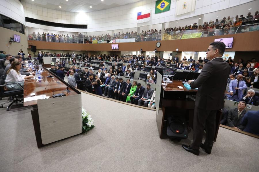 Na Câmara, David Almeida entrega Mensagem, destaca conquistas históricas e metas