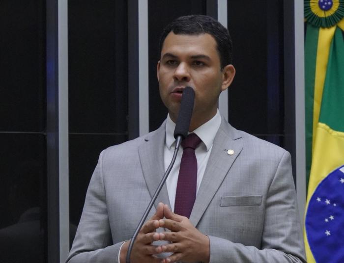 Saullo Vianna apresenta projeto que visa proteger crianças e adolescentes do uso indevido da Inteligência Artificial