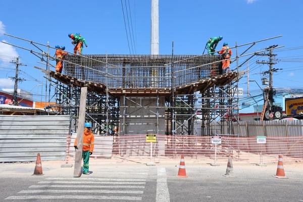 Obras do complexo viário Rei Pelé chegam a 40% com implantação de última viga