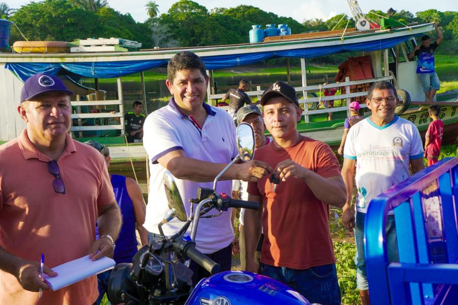 Bi Garcia entrega veículo para escoamento da produção e anuncia investimentos para o Parintinzinho