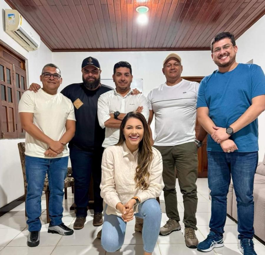 Brena Dianná posa para foto com apoiadores a pré-campanha a Prefeitura de Parintins