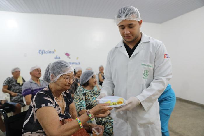 Prefeitura de Manaus realiza projeto 'Carinho que Alimenta', para idosos da Fundação Dr. Thomas