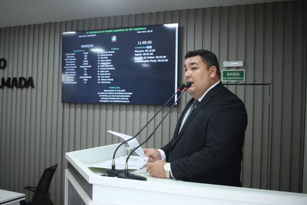 Alex Garcia alerta para importância da segurança no trânsito em Parintins