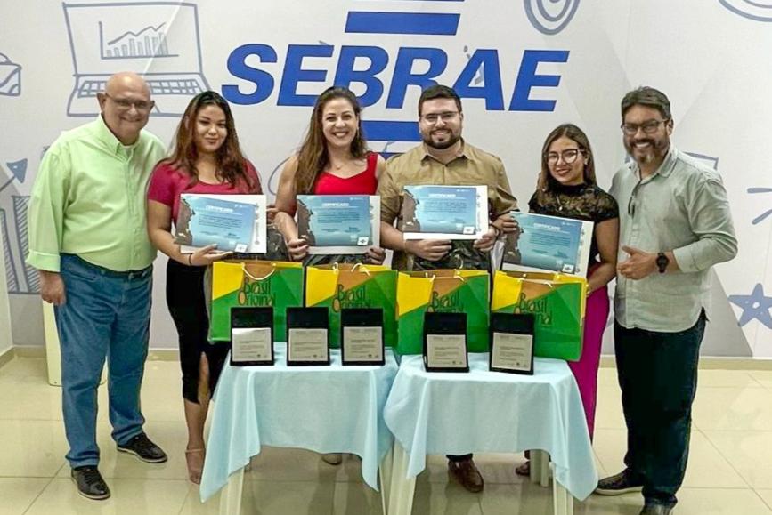 Grupo de empresários recebe premiação do EMPRETEC Sebrae Parintins