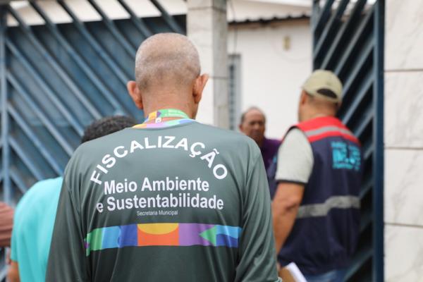 MANAUS: Prefeitura notifica e multa empresas por poluição visual e ausência de alvará de publicidade