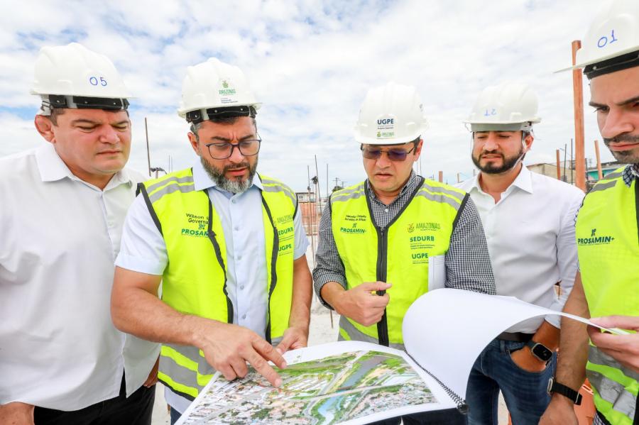 Wilson Lima vistoria obra do novo residencial do Prosamin+ e destaca trabalho por moradia digna