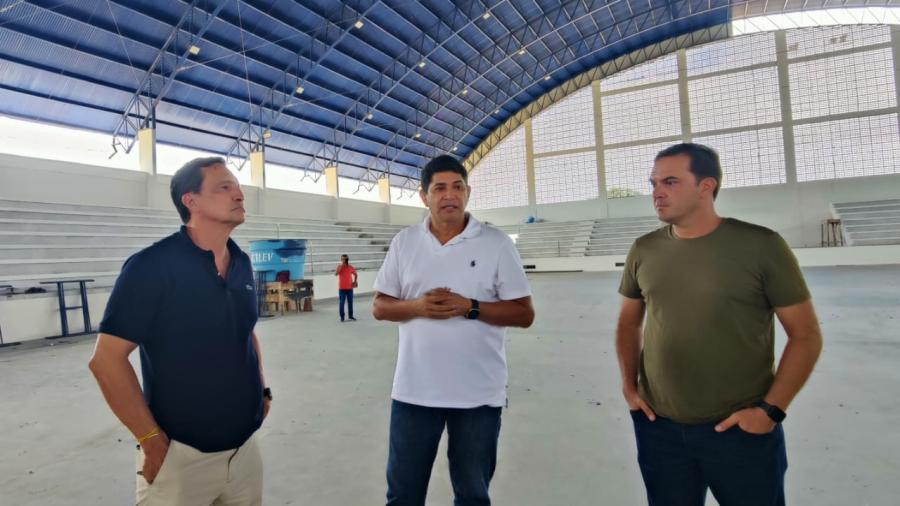 Em Parintins, Sidney Leite exalta Bi Garcia: 'Show de administração'