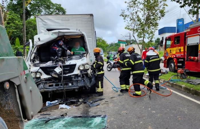 MANAUS: Corpo de Bombeiros resgata duas vítimas presas nas ferragens de caminhão na avenida do Futuro