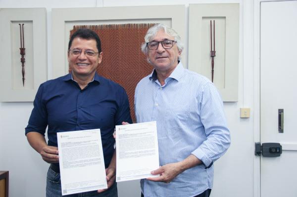 Prefeitura de Manaus entrega certidão de aprovação de projeto para habitacionais do governo