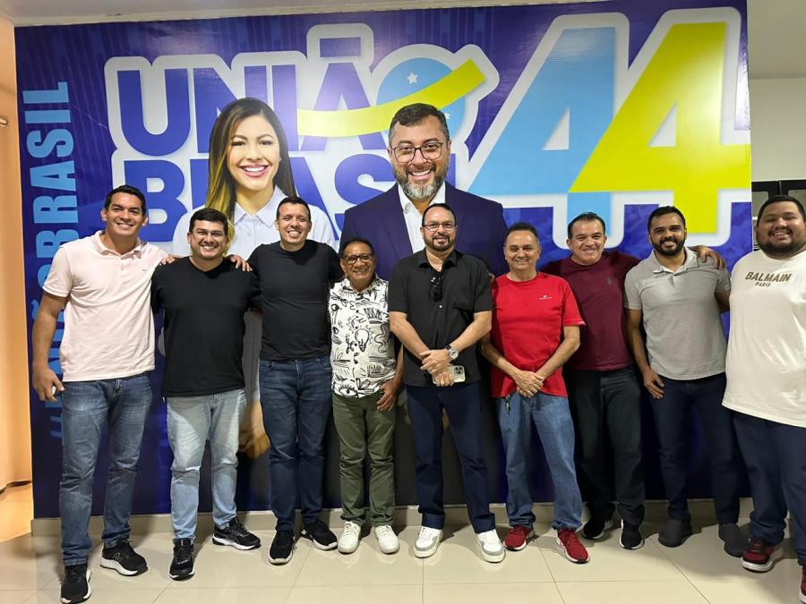 Israel Paulain tira foto com time de Brena Dianná, mas afirma: 'Conversas ainda'