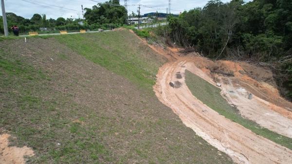 Obra da Prefeitura de Manaus para conter erosão na rua Hibisco chega à fase final