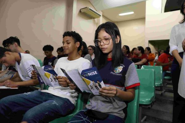 Secretária de Educação dá início a programação da Semana de Combate ao Bullying