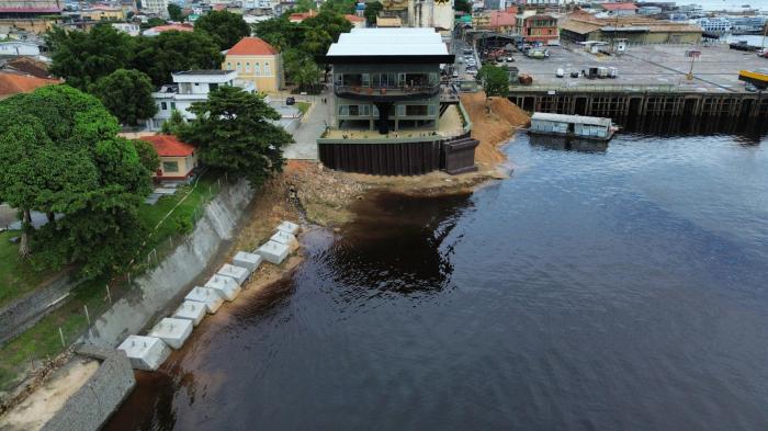 Píer turístico de Manaus chega a 92% de conclusão e poitas são transportadas para mirante Lúcia Almeida