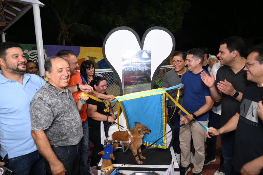 David Almeida entrega primeira Praça Pet de Manaus