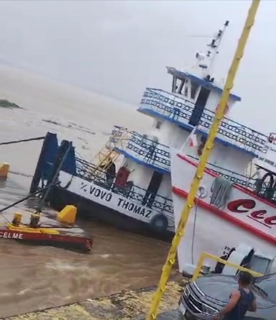 VÍDEO: Balsa carregada de pedras colide com barco de passageiros em Parintins-AM