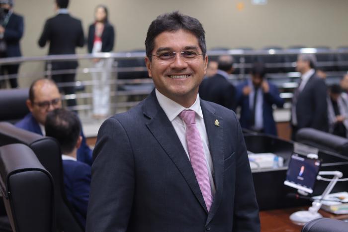 PL que garante acesso a banheiros e fraldários em farmácias de Manaus segue para sanção
