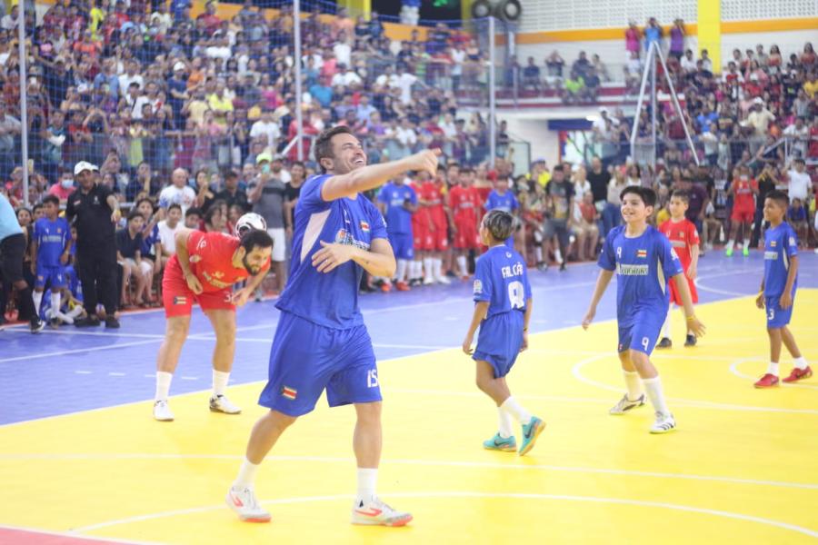 Ginásio padrão internacional é inaugurado em Parintins com show de Falcão e Matteus