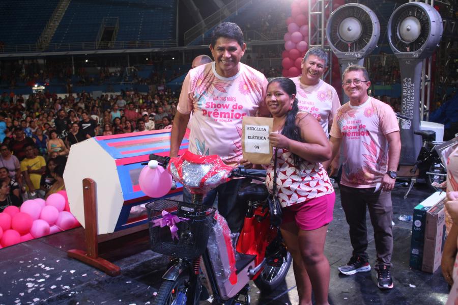 21 caminhões de prêmios e mais de mil mamães felizes em Parintins