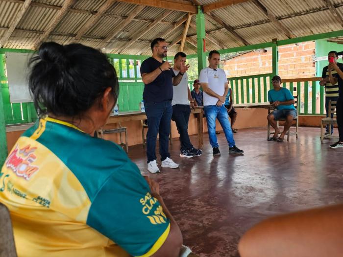 Em Parintins, Semig visita comunidade ribeirinha para realizar estudo de viabilidade de instalação de placa solar