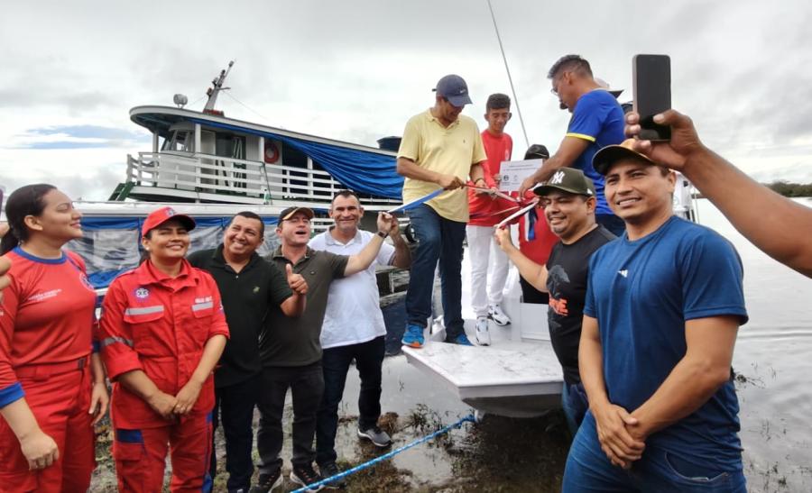 No Aduacá, Bi Garcia entrega 14ª ambulancha de Parintins