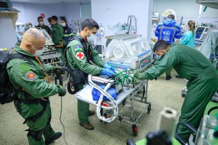 Em complexa operação, governo transporta cinco pacientes em UTI Aérea no RS