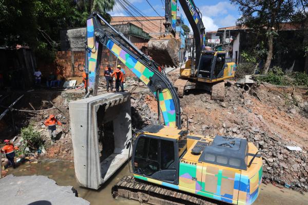 Em menos de 24 horas, prefeitura de Manaus implanta as primeiras aduelas para reconstrução de ponte no bairro São José
