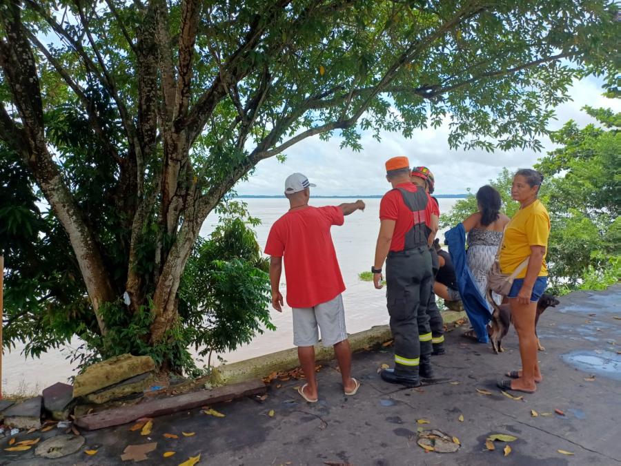 Em Parintins, jovem se joga no Rio Amazonas