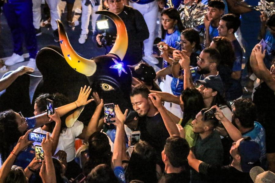 Boi Caprichoso exalta nação azul e branca em ensaio show
