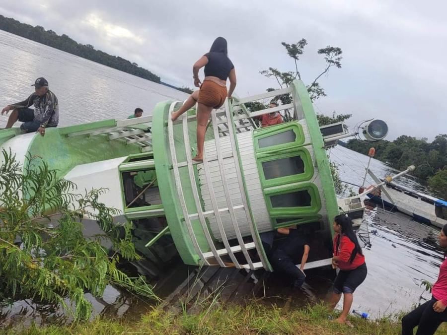 FOTOS: Barco naufraga em Santa Isabel do Rio Negro-AM