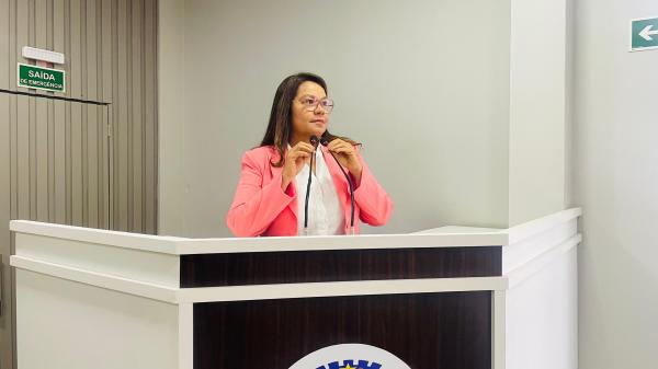 Márcia Baranda pede reforma e manutenção da escola do Remijo 