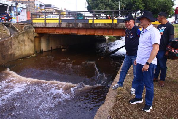 Prefeitura de Manaus instala nova ecobarreira no bairro Alvorada