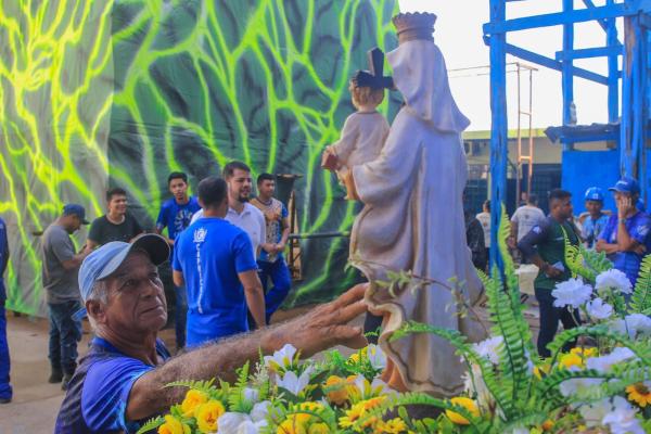 Galpão de Alegorias do Caprichoso recebe imagem peregrina de Nossa Senhora do Carmo